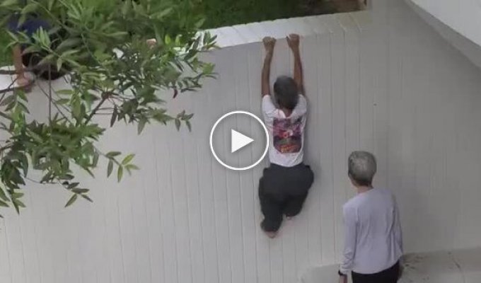 В Сингапуре пенсионерок учат паркуру, чтобы они реже травмировались при падениях