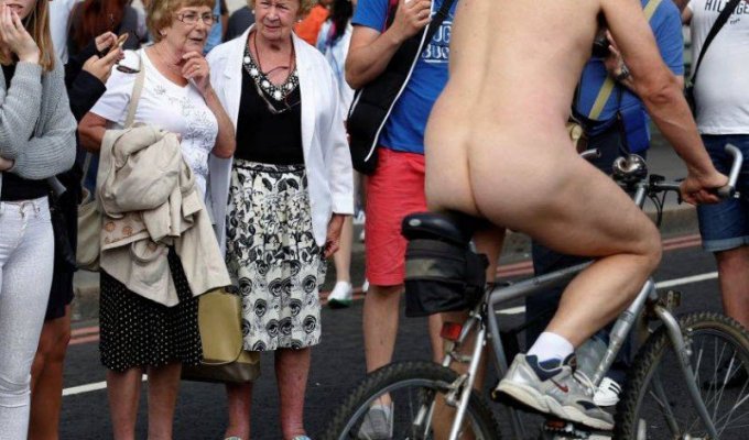 В Лондоне состоялся самый массовый европейский голый велопробег (8 фото)
