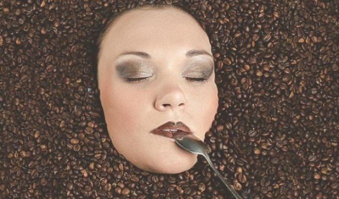 The reverse side of the photo with a girl drowning in coffee beans (2 photos)
