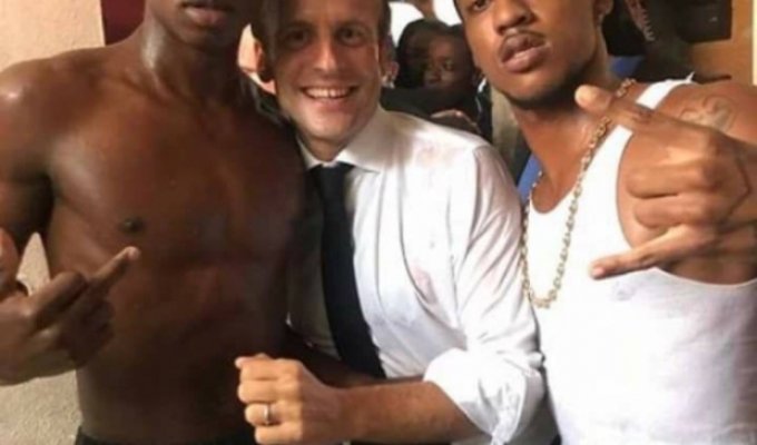 Фотографии президента Франции Эммануэля Макрона возмутили общественность (3 фото)