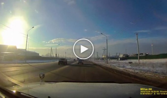 В Южно-Сахалинске водитель внедорожника сбил человека, уходя от столкновения с другим авто