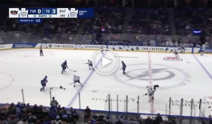 Хокеїст не зміг потрапити в порожні ворота