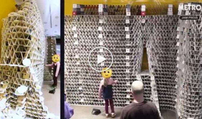 Девочка разрушила конструкцию, сделанную из подставок для пива