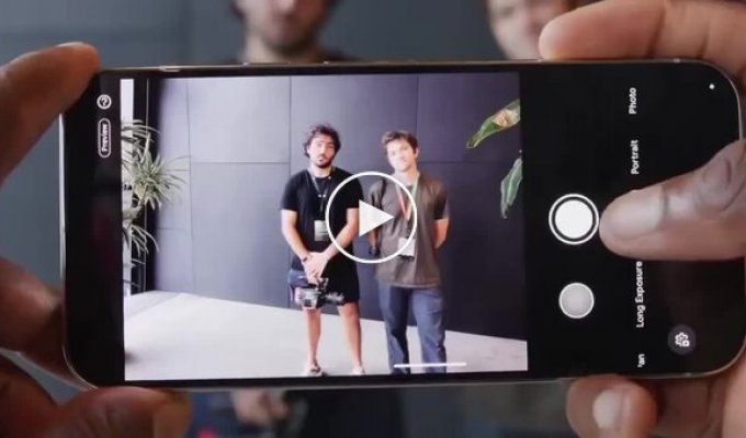 A new feature on Google smartphones allows you to take group photos without the help of passers-by