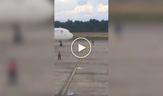 Late, but did not give up: a passenger tried to stop the plane right on the runway