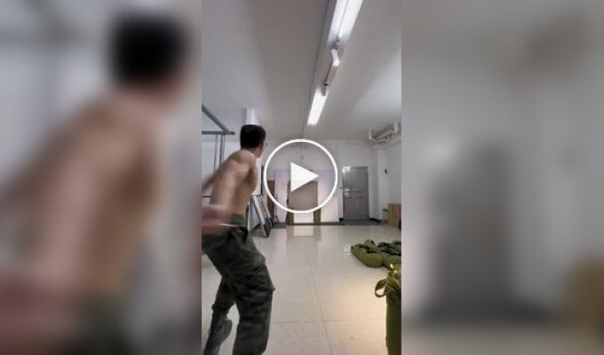 Парень метает отвертки с удивительной точностью