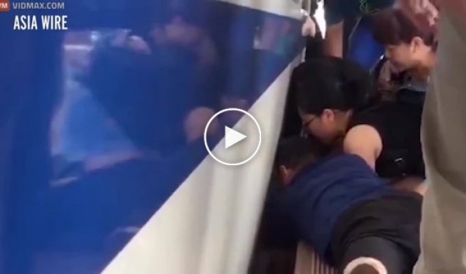 Спасение девочки, упавшей под поезд метро