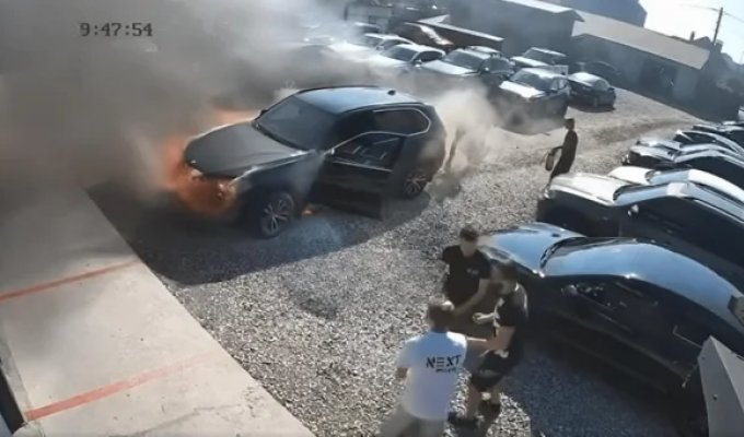 Водитель хотел спасти авто: на СТО заехал горящий BMW (3 фото + 1 видео)