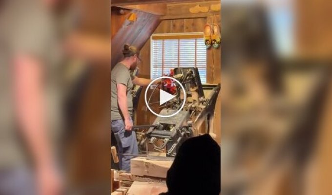 На фабриці в Нідерландах точать дерев'яні черевики з допомогою дзеркального фрезера