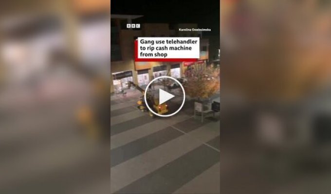 В Великобритании банда грабителей вырвала банкомат из магазина с помощью строительного погрузчика
