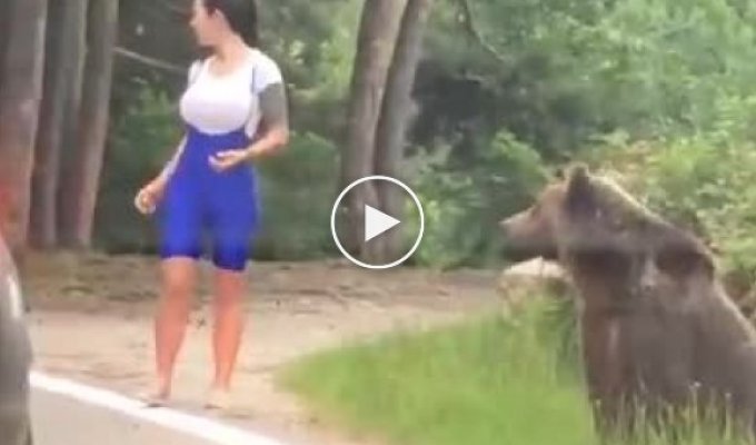 The girl decided to take a photo with a wild bear and almost became his lunch