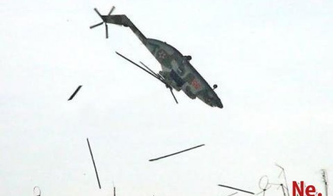 Падающий вертолет (2 фото)