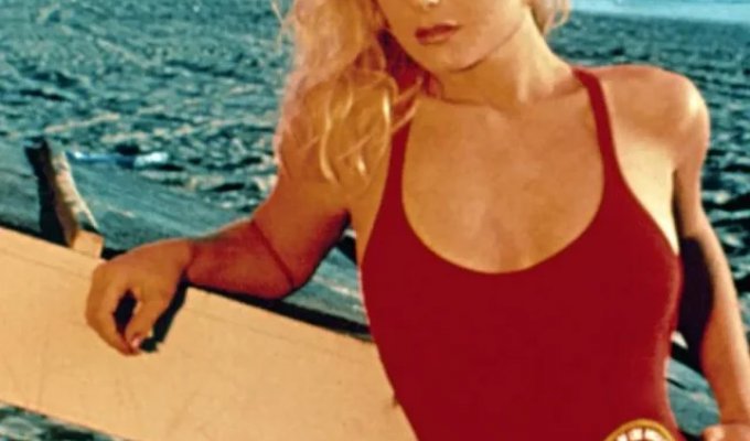 56-Year-Old 'Baywatch' Star Erika Eleniak Joins OnlyFans: What She Plans to Share (2 Photos)
