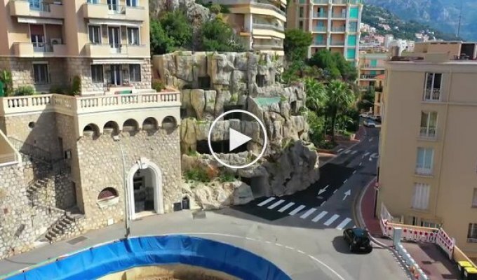 Особняк внутри настоящей скалы