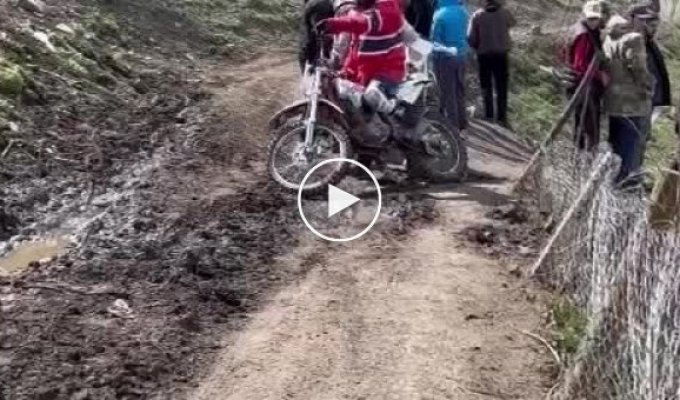 В Дагестане лошадь сбила мотоциклиста