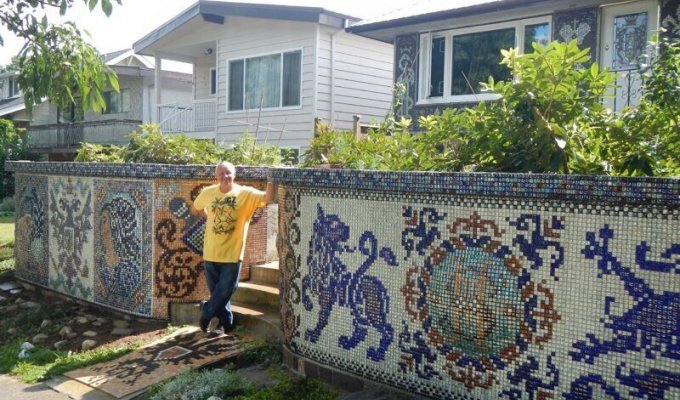 Мужчина построил сказочный мозаичный дом (6 фото)