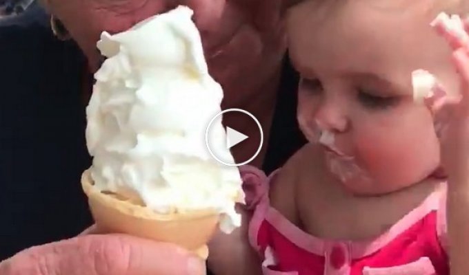 Малышка не хочет делиться мороженым со своей бабушкой