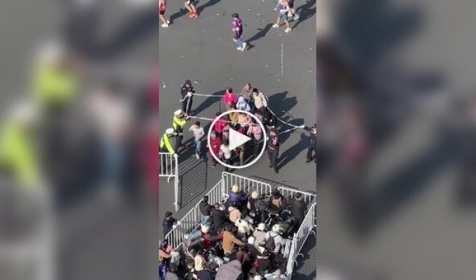 Организаторы марафона удивили зрителей необычным способом перехода через трассу