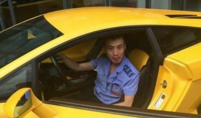 Китайский водитель автобуса добирается до работы на одном из личных суперкаров (6 фото)