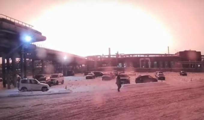Момент взрыва и кадры тушения пожара на заводе в Уфе (1 фото + 4 видео)