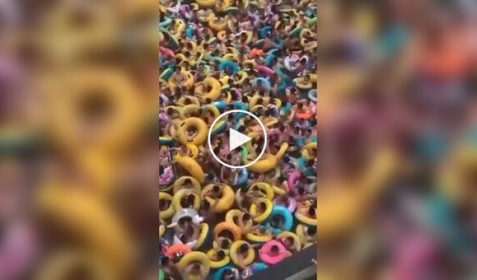 Обстановка в китайском аквапарке