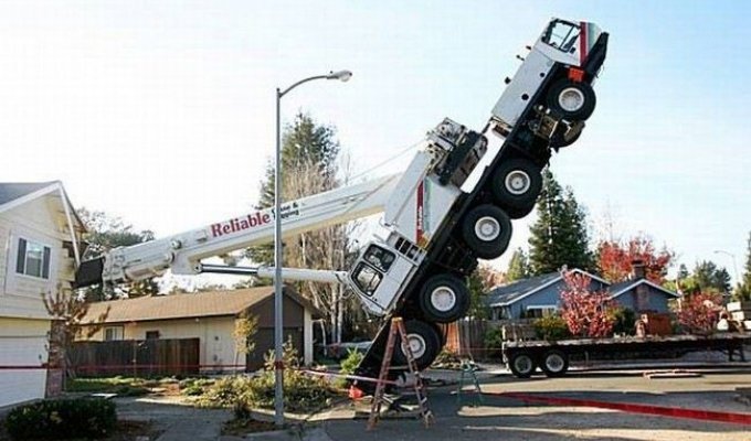 45-тонный кран упал на дом (6 фото)