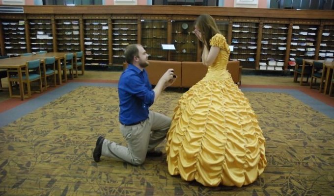 Чтобы сделать предложение, парень воссоздал платье Белль из «Красавицы и Чудовища» (13 фото)