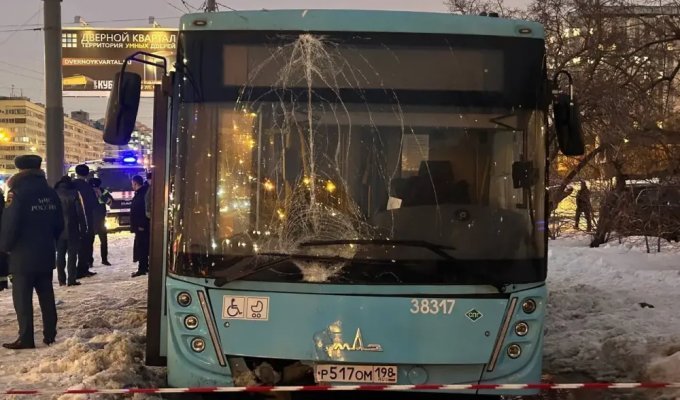 In Russia, a bus drove onto the sidewalk and hit people (4 photos + 1 video)