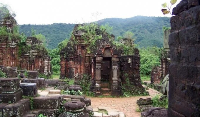 10 monumental but little-known buildings of the world (11 photos)