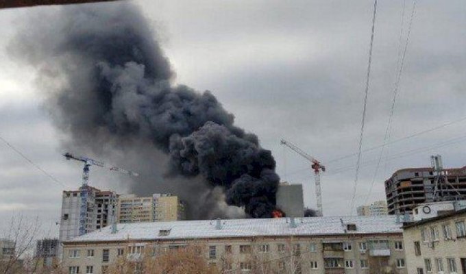 В Екатеринбурге горит строящийся ЖК "Федерация" (2 фото + 2 видео)