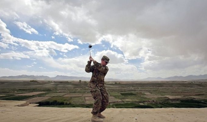 Война войной, а гольф по расписанию (14 фото)