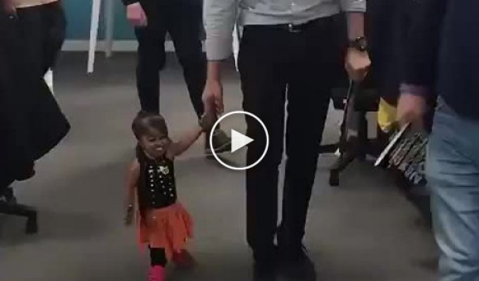 What does the shortest woman look like?