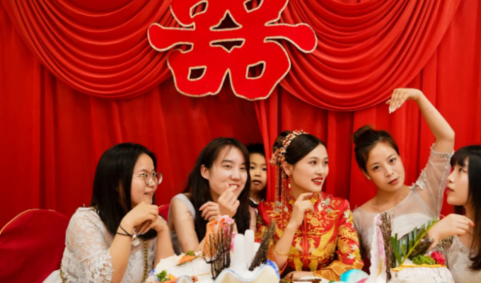 Бути подружкою нареченої в Китаї настільки небезпечно, що з'явилися професіонали (6 фото)