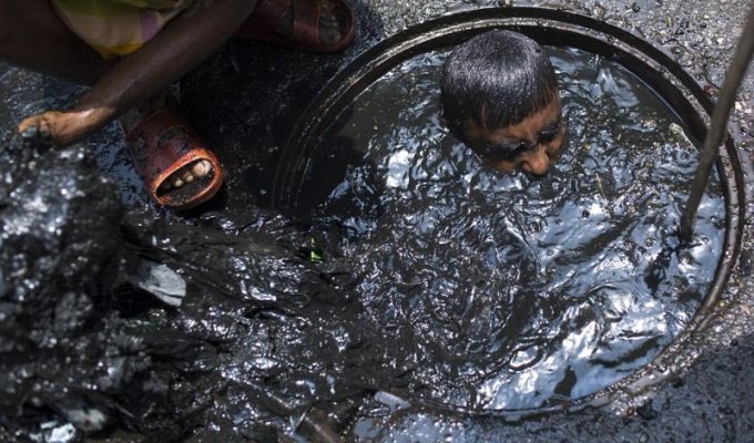 Грязная работка канализационного ныряльщика из Бангладеш (9 фото)