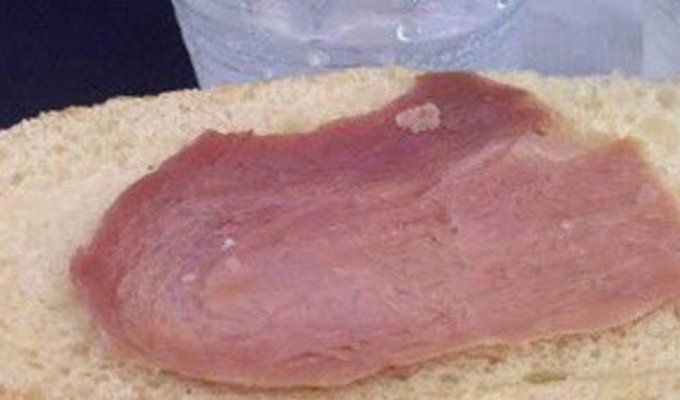 Пассажирке самолета ирландской авиакомпании достался «самый грустный в мире бутерброд» (2 фото)