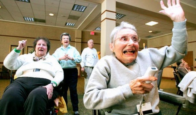  Пенсионеры играют в Wii (20 фото)