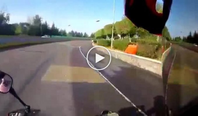 Мексиканский мотоциклист не рассчитал расстояние для торможения