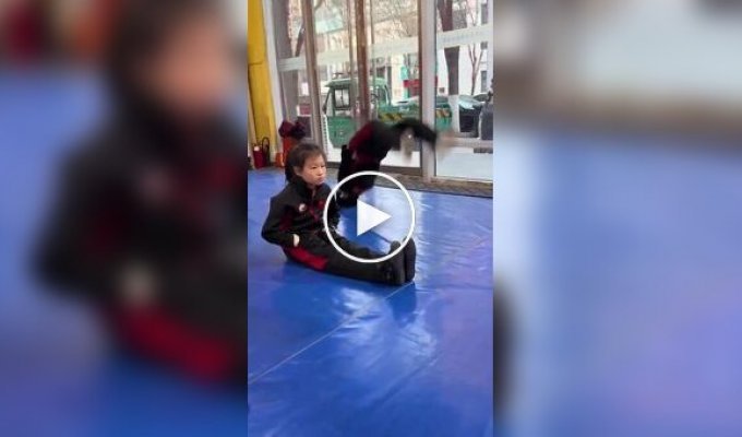 В Китае юные мастера кунг-фу тренируются вставать с руками в карманах