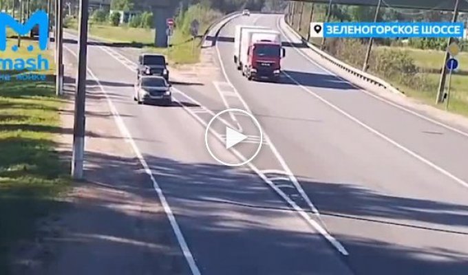 Чёрный Гелик серьезно покувыркался на Зеленогорском шоссе
