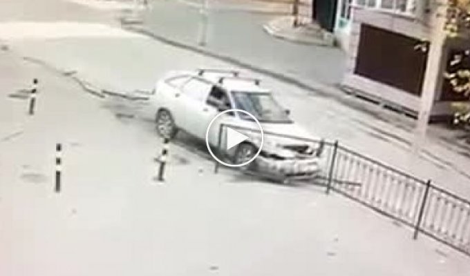 В Ростове Лада влезалась в ограждение и загорелась, а водитель убежал