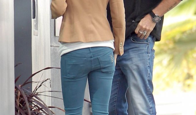 АннаЛинн МакКорд в обтягивающих джинсах (6 Фото)