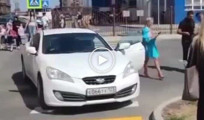 A rude car driver in Krasnodar parked at a pedestrian crossing and began threatening