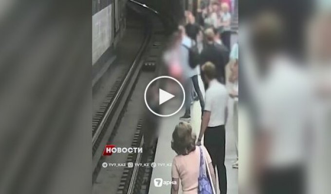 A 7-year-old child, distracted by his phone, fell onto the subway tracks.