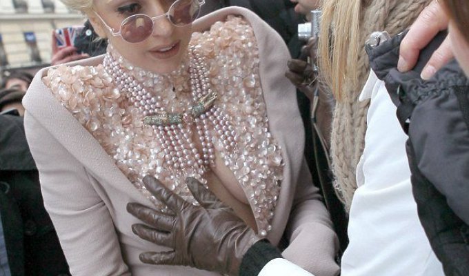 Поклонницы атакуют грудь Леди Гага