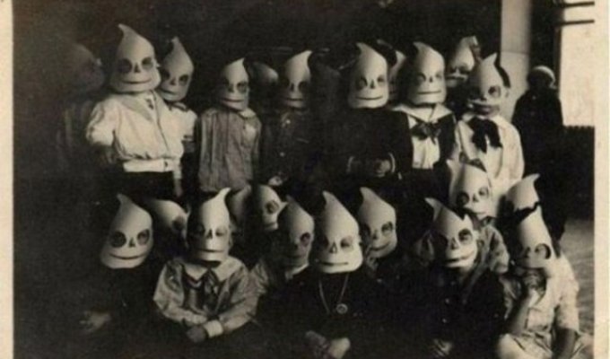 Creepy Halloween Costumes from the Past (22 Photos)