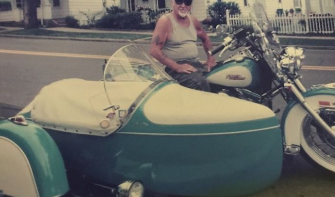 Байкер решил остаться со своим любимым мотоциклом даже после смерти (4 фото)