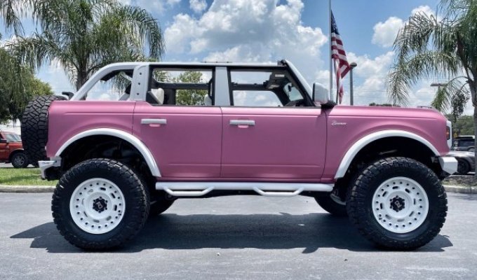 Ford Bronco SUV turned into an extreme "Barbimobile" (3 photos)