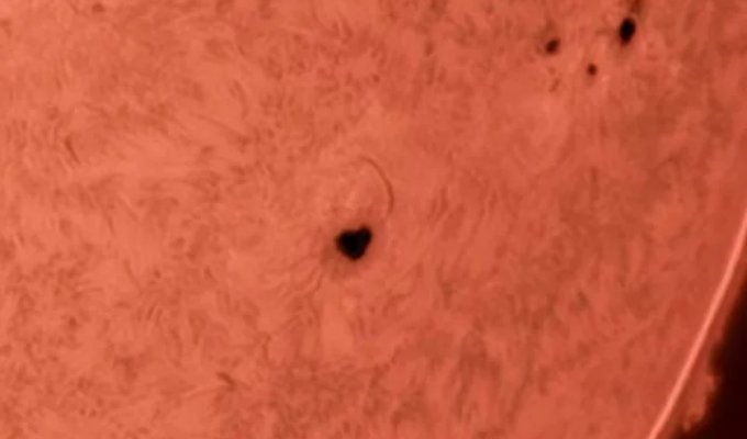 Like from space: a heart-shaped spot has appeared on the Sun (3 photos)