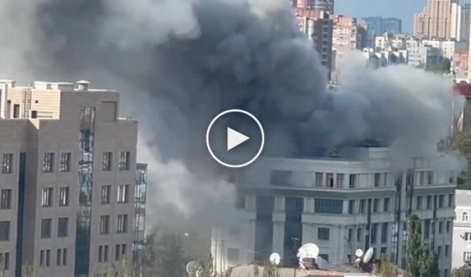 Удар пришелся непосредственно по зданию администрации главы пророссийских сепаратистов ДНР в Донецке