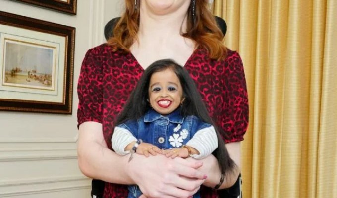 The tallest and shortest women in the world met (2 photos + video)